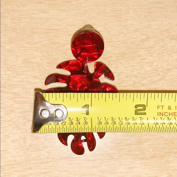 Red metallic palm leaf acrylic dangle earrings - Picture 4 of 4